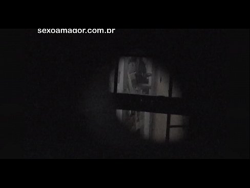 ❤️ يتم تصوير بلوندي سرا بالفيديو من قبل متلصص في الحي مختبئًا خلف الطوب المجوف الجنس الفيديو